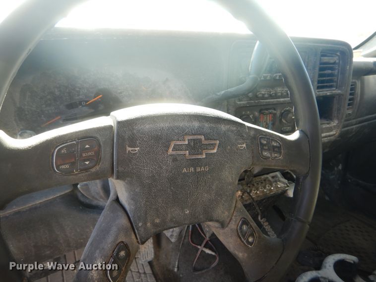 image for item IV9526 2005 Chevrolet Silverado 1500  Crew Cab pickup truck