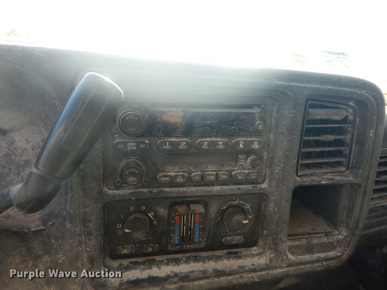 image for item IV9526 2005 Chevrolet Silverado 1500  Crew Cab pickup truck