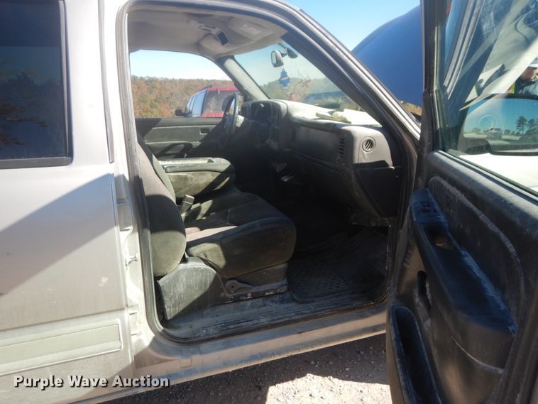 image for item IV9526 2005 Chevrolet Silverado 1500  Crew Cab pickup truck