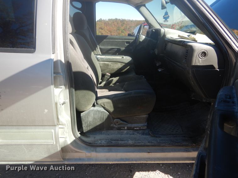 image for item IV9526 2005 Chevrolet Silverado 1500  Crew Cab pickup truck