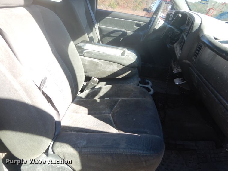 image for item IV9526 2005 Chevrolet Silverado 1500  Crew Cab pickup truck