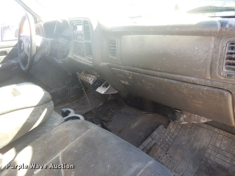image for item IV9526 2005 Chevrolet Silverado 1500  Crew Cab pickup truck