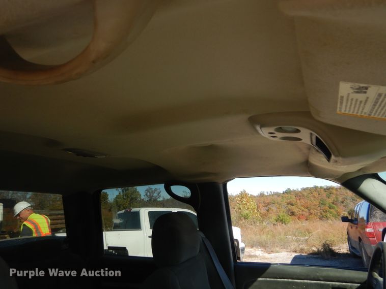 image for item IV9526 2005 Chevrolet Silverado 1500  Crew Cab pickup truck