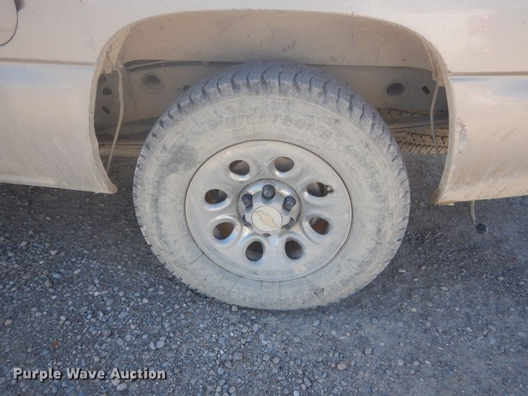 image for item IV9526 2005 Chevrolet Silverado 1500  Crew Cab pickup truck