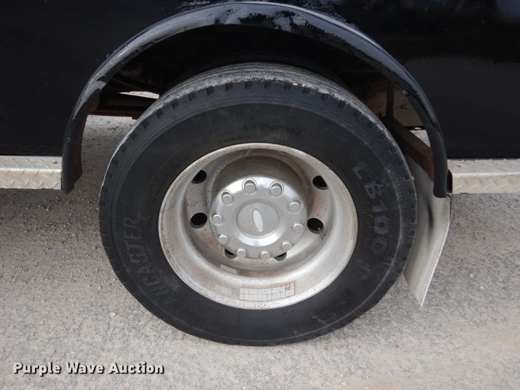 image for item IV9556 2011 Ford F450 Super Duty XLT  flatbed truck