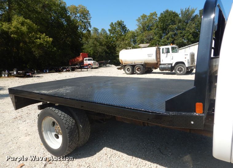 image for item JG9063 2001 Ford F550 Super Duty XL  flatbed truck