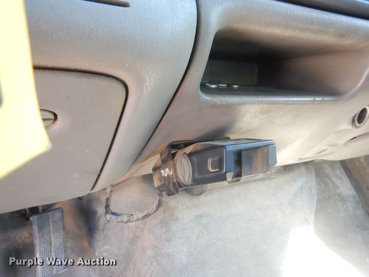 image for item JG9063 2001 Ford F550 Super Duty XL  flatbed truck