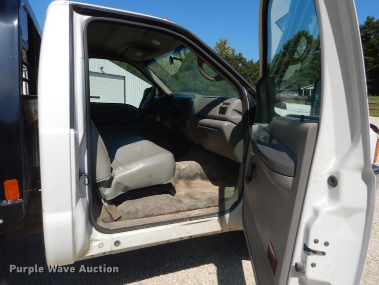 image for item JG9063 2001 Ford F550 Super Duty XL  flatbed truck