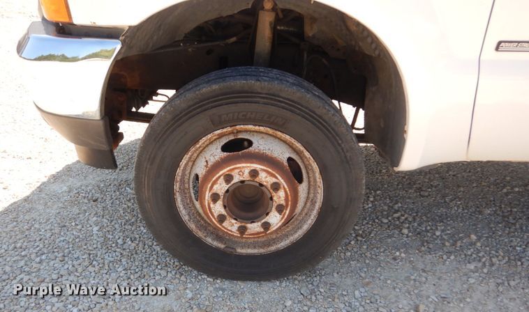 image for item JG9063 2001 Ford F550 Super Duty XL  flatbed truck