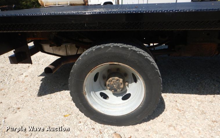 image for item JG9063 2001 Ford F550 Super Duty XL  flatbed truck