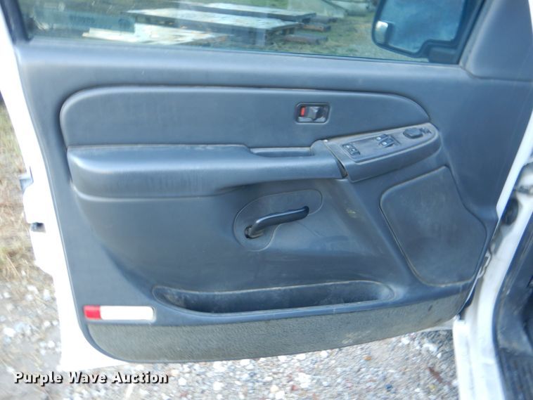 image for item JS9216 2004 Chevrolet Silverado 1500  Ext. Cab pickup truck