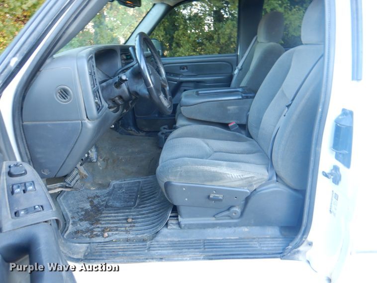 image for item JS9216 2004 Chevrolet Silverado 1500  Ext. Cab pickup truck