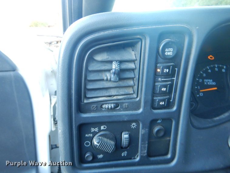 image for item JS9216 2004 Chevrolet Silverado 1500  Ext. Cab pickup truck