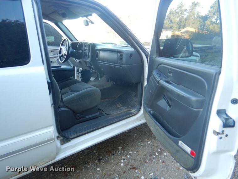 image for item JS9216 2004 Chevrolet Silverado 1500  Ext. Cab pickup truck