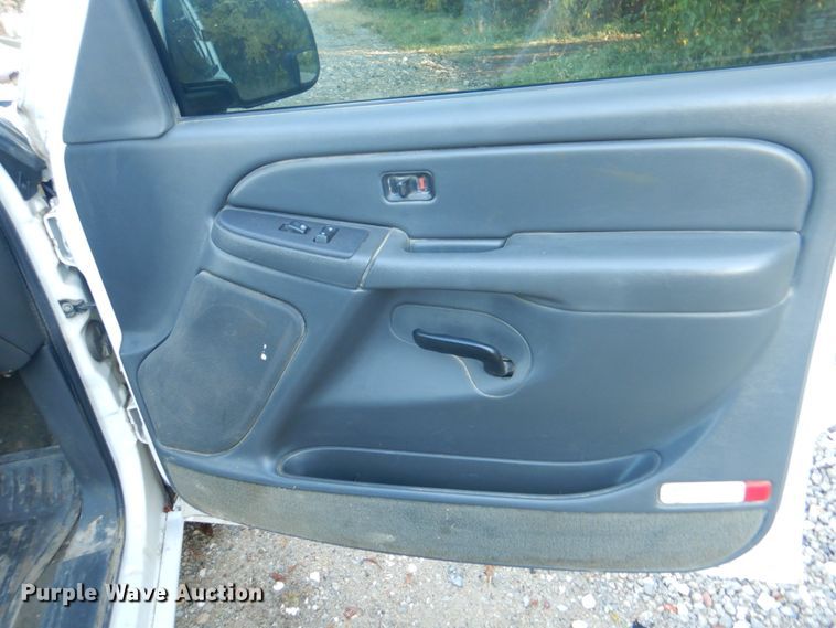 image for item JS9216 2004 Chevrolet Silverado 1500  Ext. Cab pickup truck