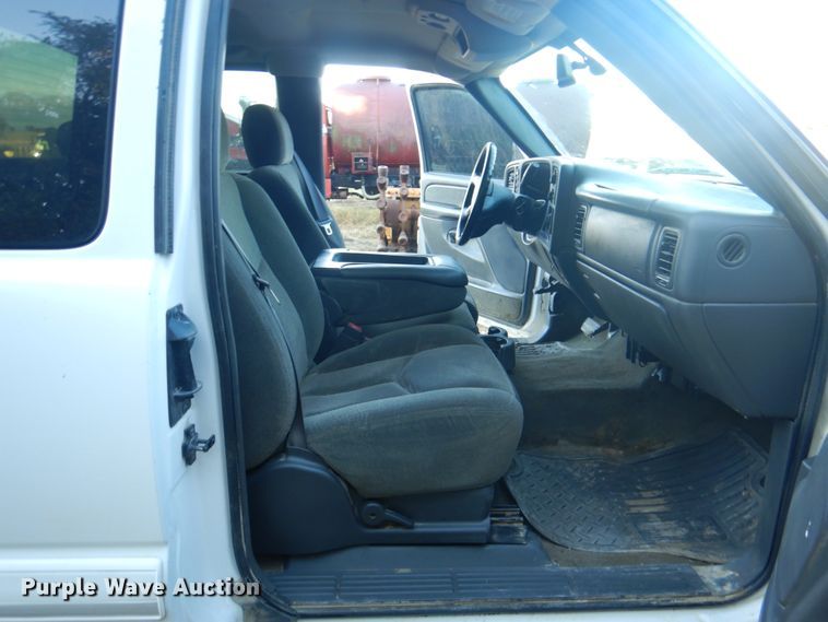 image for item JS9216 2004 Chevrolet Silverado 1500  Ext. Cab pickup truck