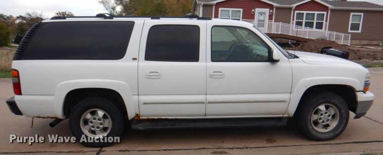 image for item JS9276 2002 Chevrolet Suburban LT  SUV