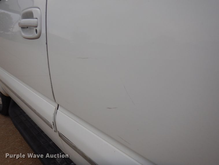 image for item JS9276 2002 Chevrolet Suburban LT  SUV