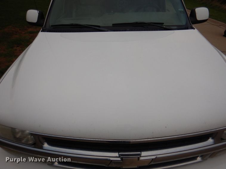 image for item JS9276 2002 Chevrolet Suburban LT  SUV