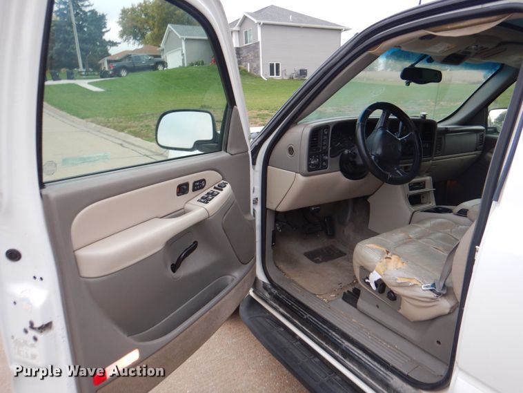 image for item JS9276 2002 Chevrolet Suburban LT  SUV