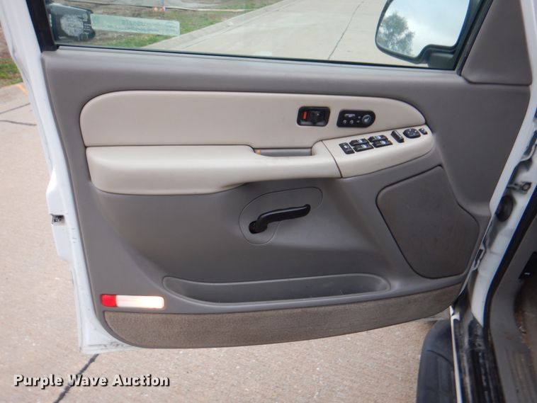 image for item JS9276 2002 Chevrolet Suburban LT  SUV