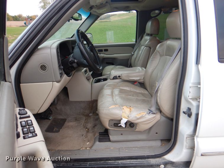 image for item JS9276 2002 Chevrolet Suburban LT  SUV