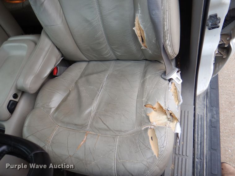 image for item JS9276 2002 Chevrolet Suburban LT  SUV