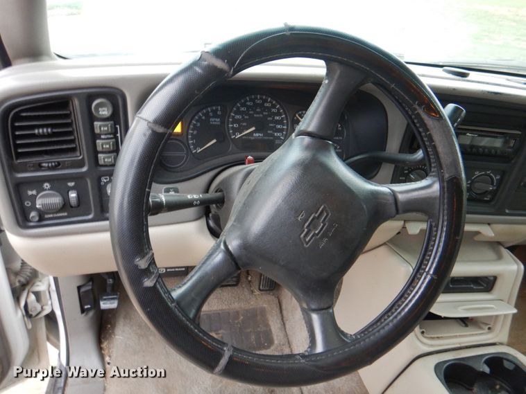 image for item JS9276 2002 Chevrolet Suburban LT  SUV