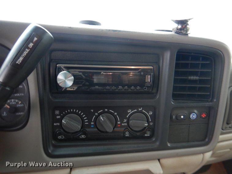 image for item JS9276 2002 Chevrolet Suburban LT  SUV