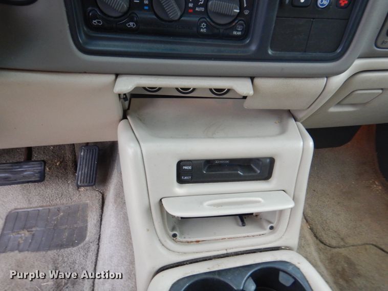 image for item JS9276 2002 Chevrolet Suburban LT  SUV