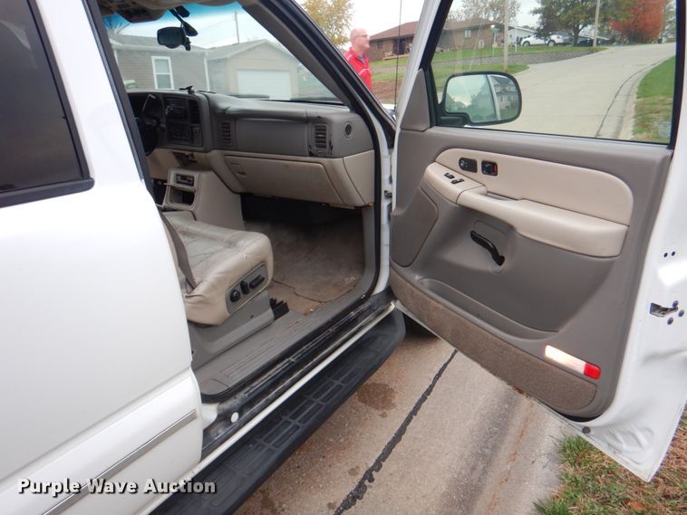 image for item JS9276 2002 Chevrolet Suburban LT  SUV