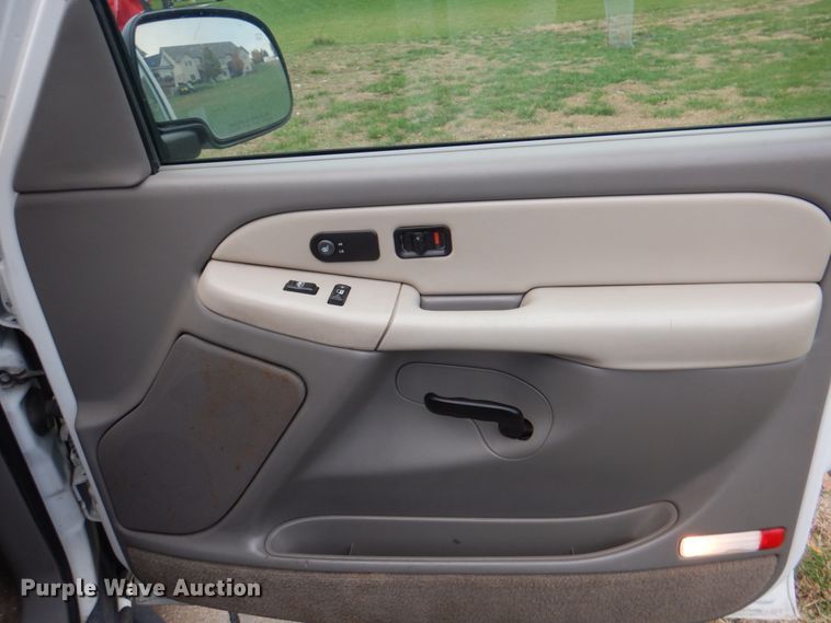 image for item JS9276 2002 Chevrolet Suburban LT  SUV