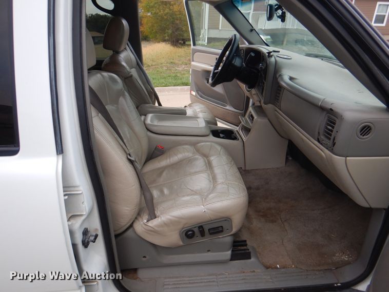 image for item JS9276 2002 Chevrolet Suburban LT  SUV