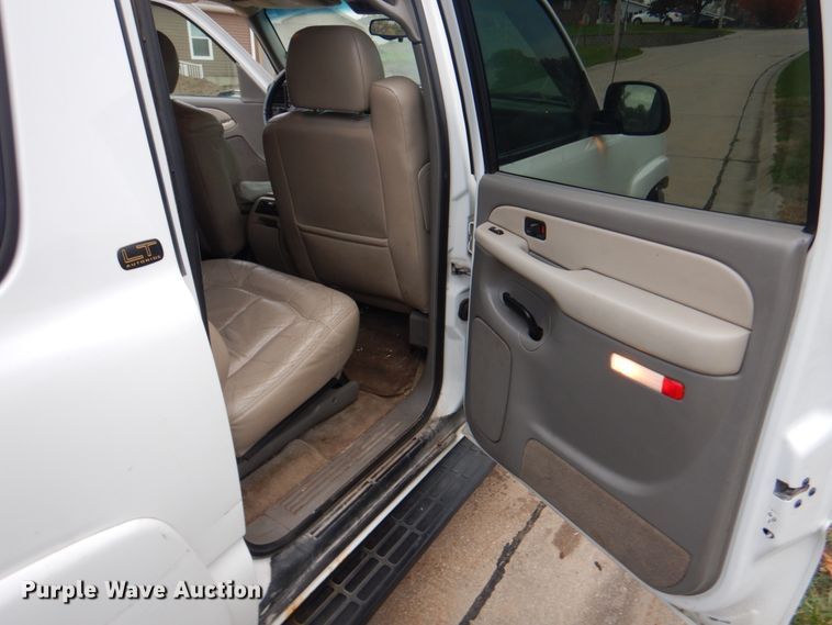 image for item JS9276 2002 Chevrolet Suburban LT  SUV