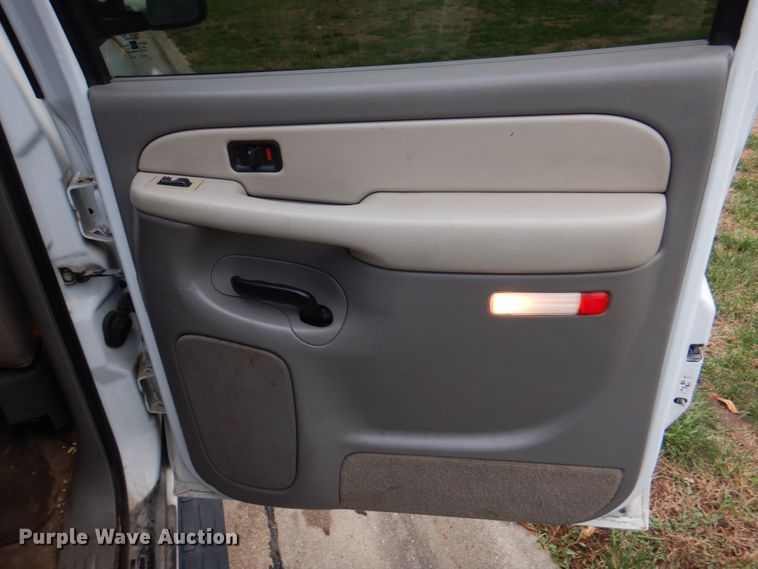 image for item JS9276 2002 Chevrolet Suburban LT  SUV