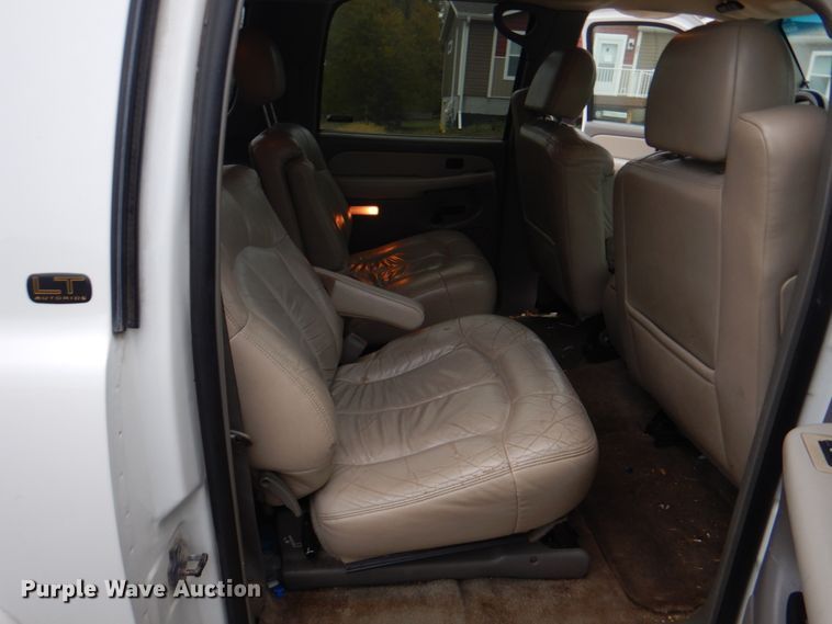 image for item JS9276 2002 Chevrolet Suburban LT  SUV