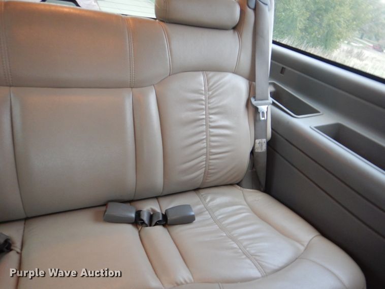 image for item JS9276 2002 Chevrolet Suburban LT  SUV