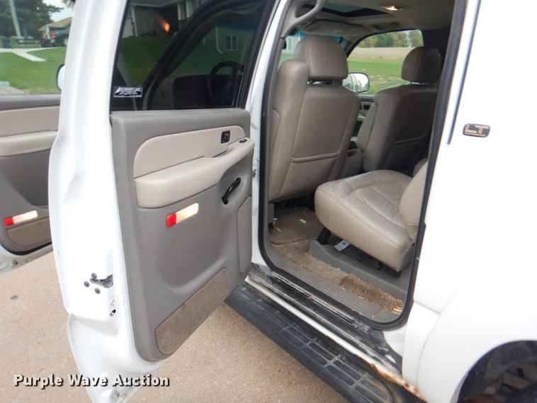 image for item JS9276 2002 Chevrolet Suburban LT  SUV