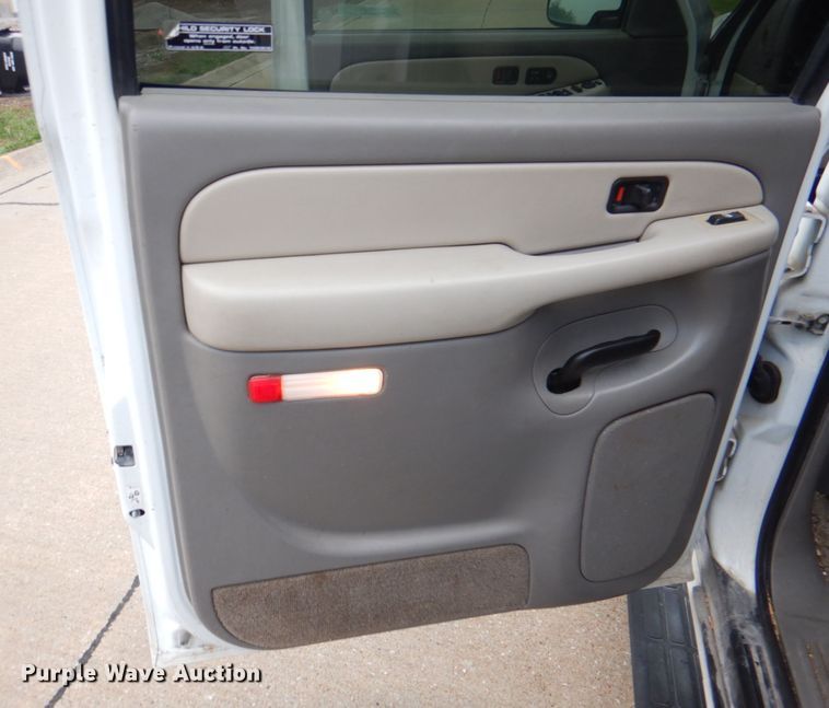 image for item JS9276 2002 Chevrolet Suburban LT  SUV