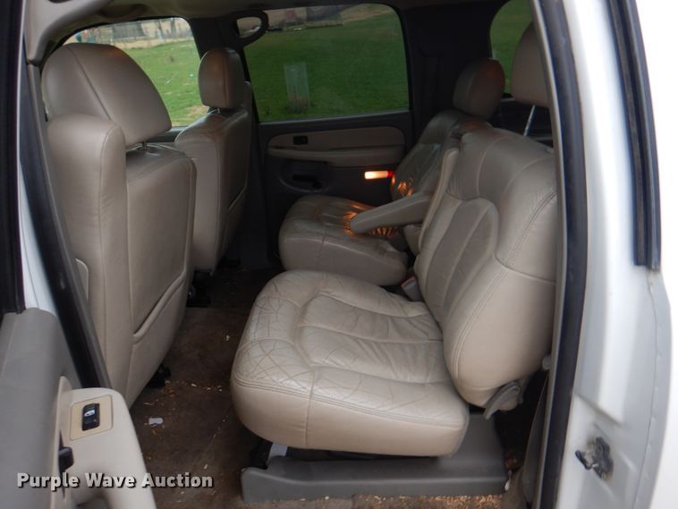 image for item JS9276 2002 Chevrolet Suburban LT  SUV