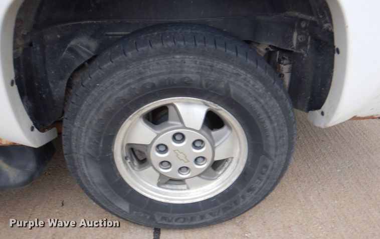 image for item JS9276 2002 Chevrolet Suburban LT  SUV