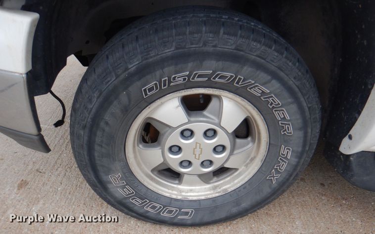 image for item JS9276 2002 Chevrolet Suburban LT  SUV