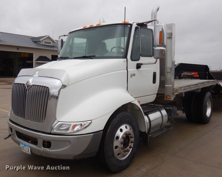image for item JS9453 2004 International 8600  flatbed truck