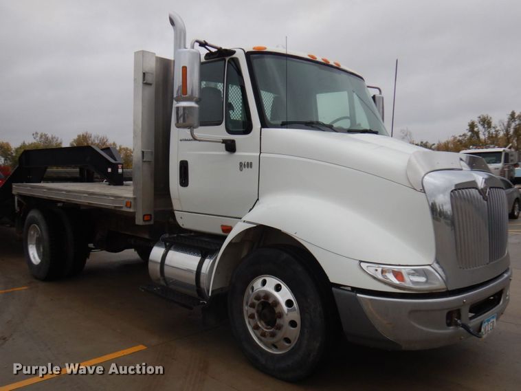 image for item JS9453 2004 International 8600  flatbed truck