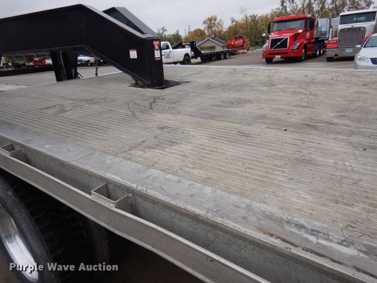 image for item JS9453 2004 International 8600  flatbed truck