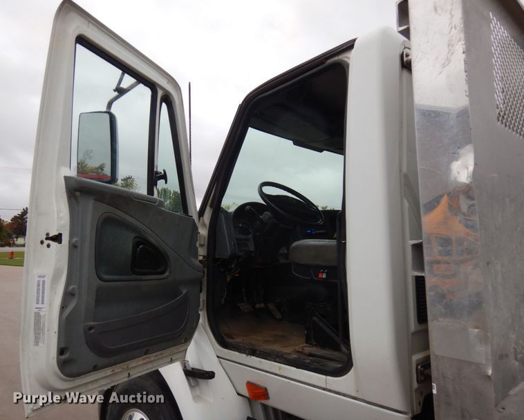 image for item JS9453 2004 International 8600  flatbed truck