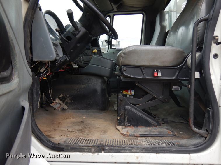 image for item JS9453 2004 International 8600  flatbed truck