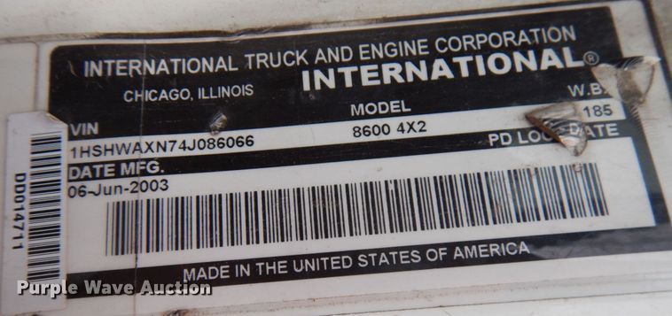 image for item JS9453 2004 International 8600  flatbed truck