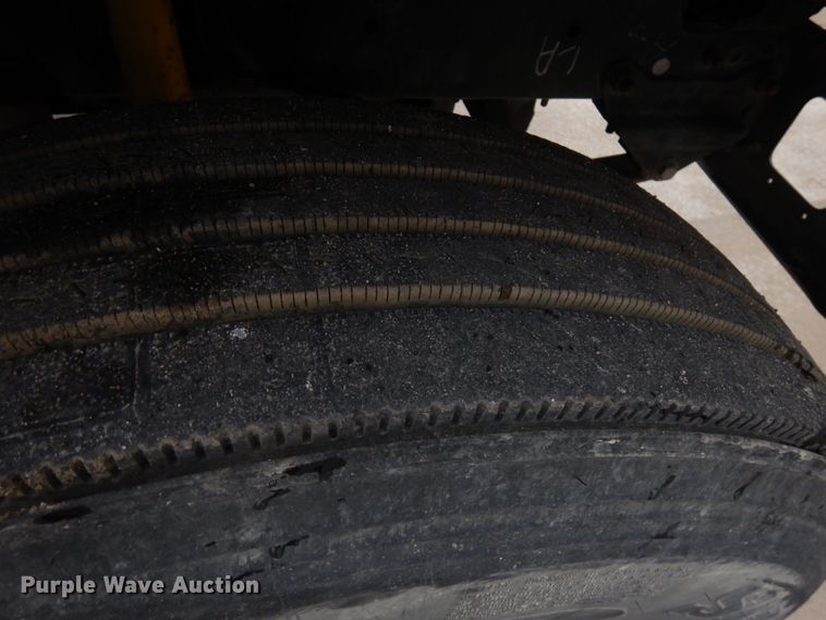 image for item JS9455 2002 Ford F650 Super Duty  truck cab and chassis