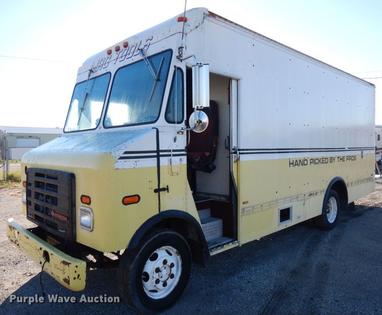 image for item JS9460 1987 International 1652  delivery truck